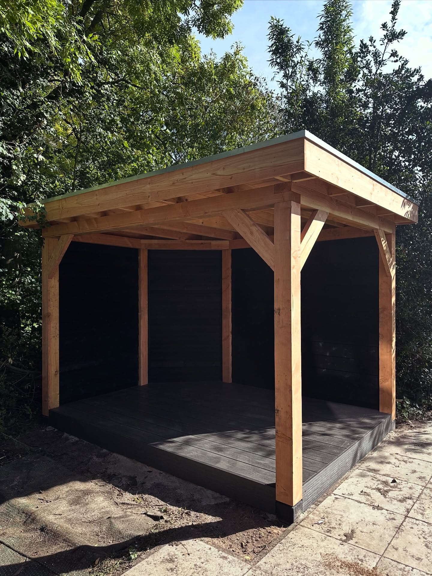 Houten carport bij woning
