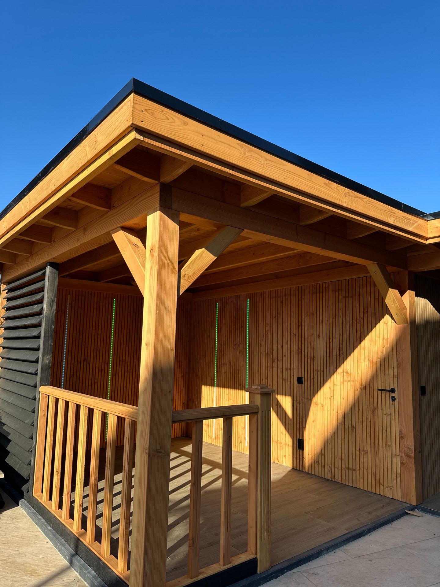 Houten veranda aan woning