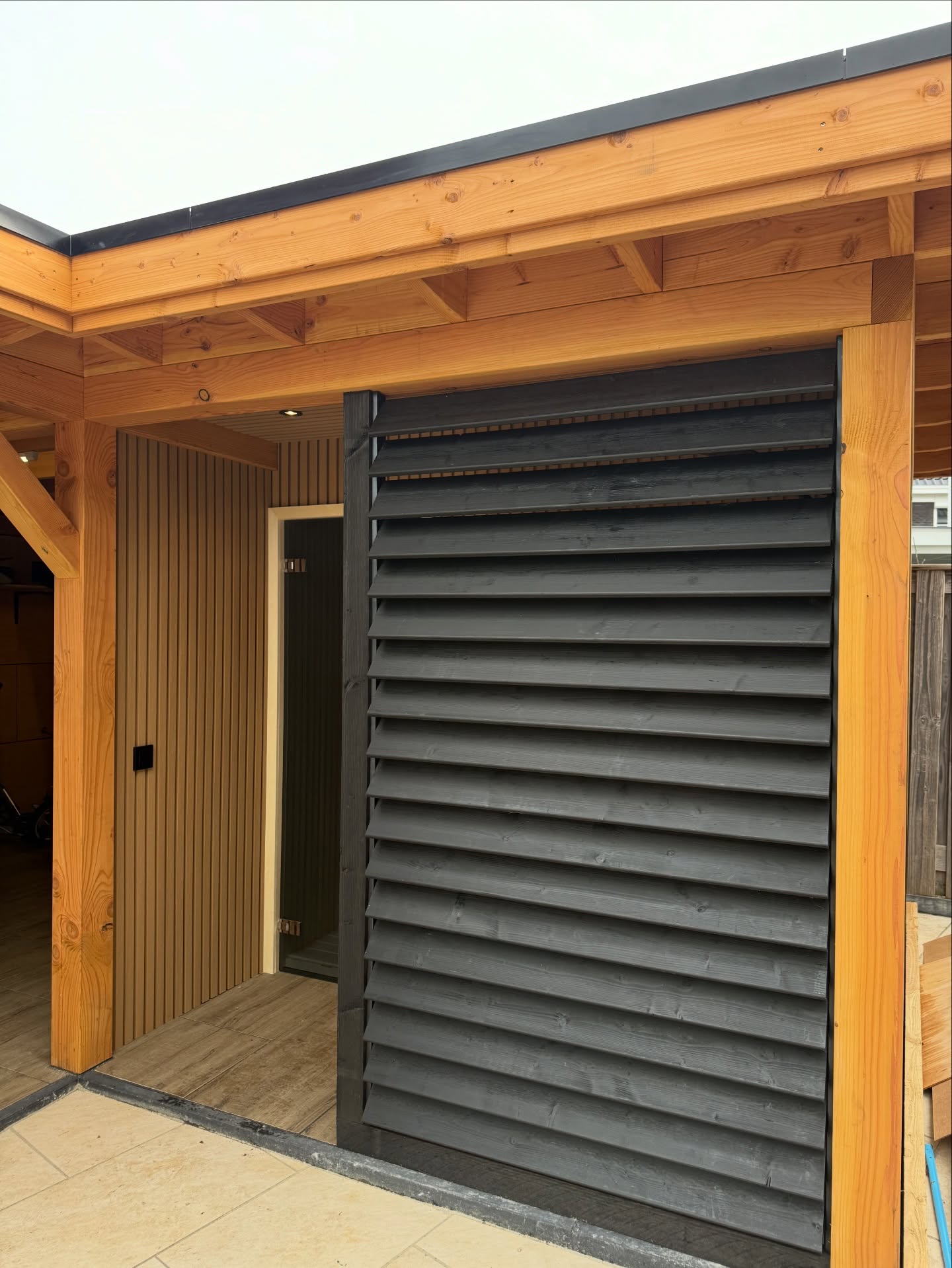 Houtbouwproject met verfijnde afwerking